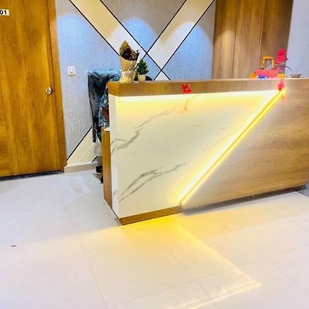 Oyo Florence Hotel Surat Eksteriør bilde