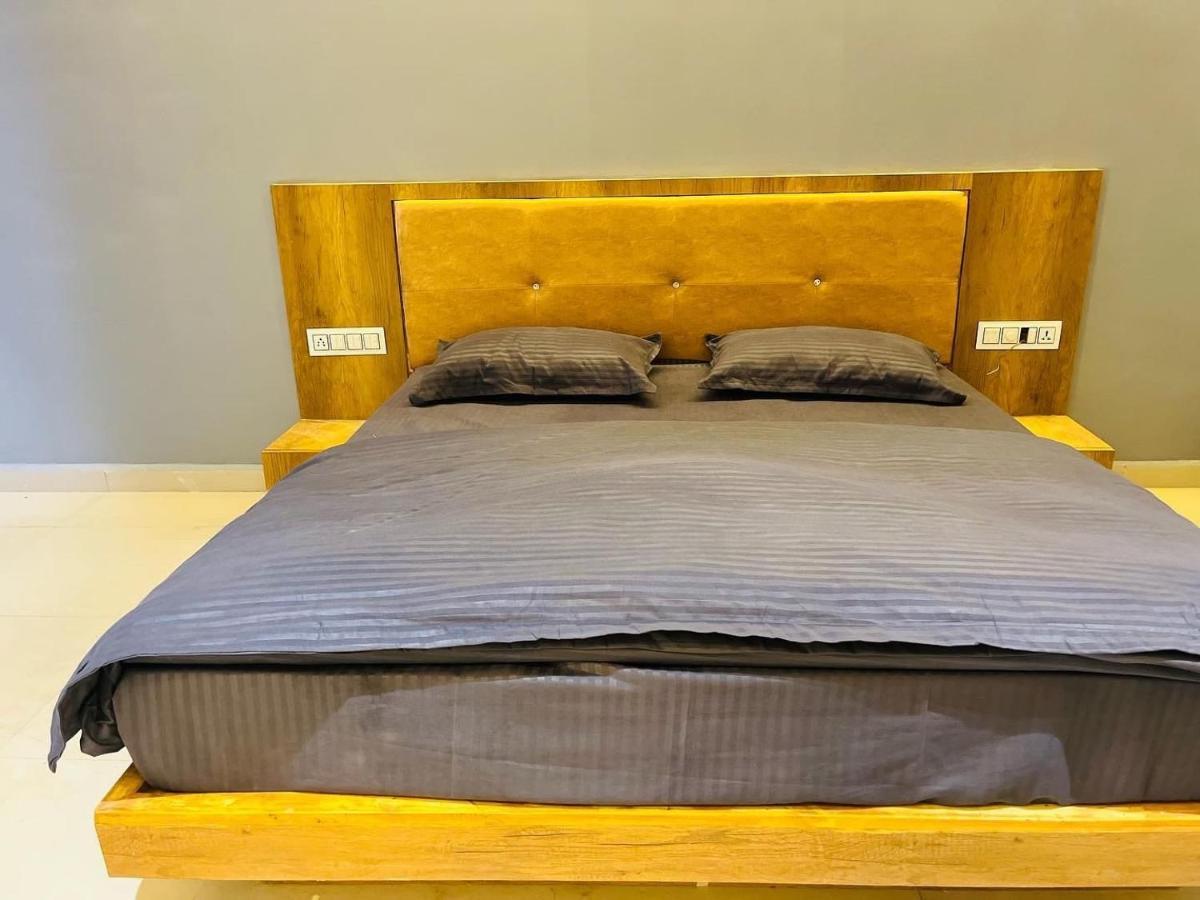 Oyo Florence Hotel Surat Eksteriør bilde