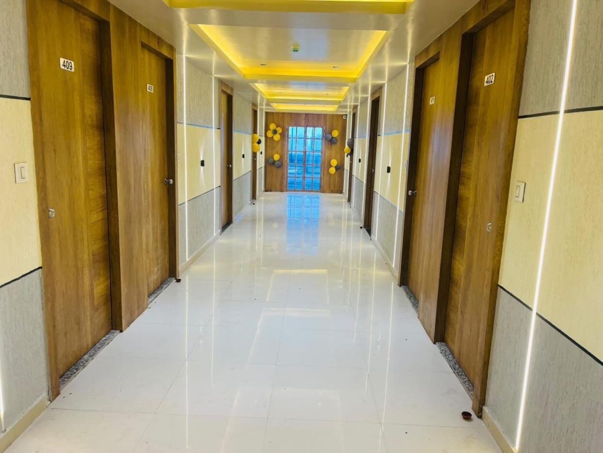Oyo Florence Hotel Surat Eksteriør bilde