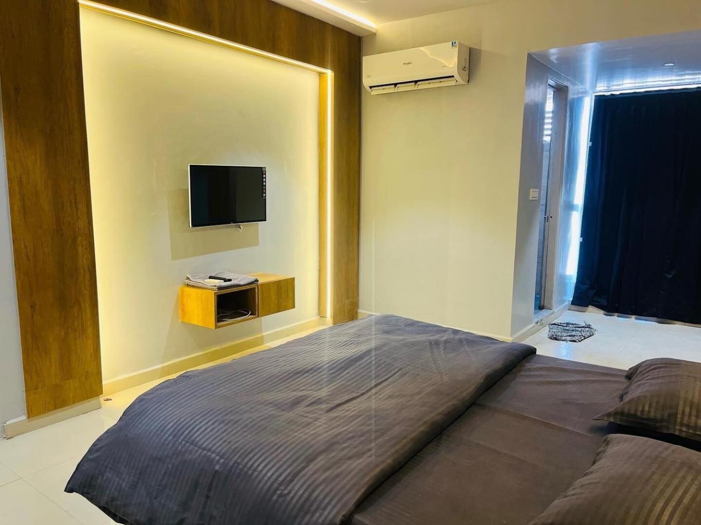 Oyo Florence Hotel Surat Eksteriør bilde